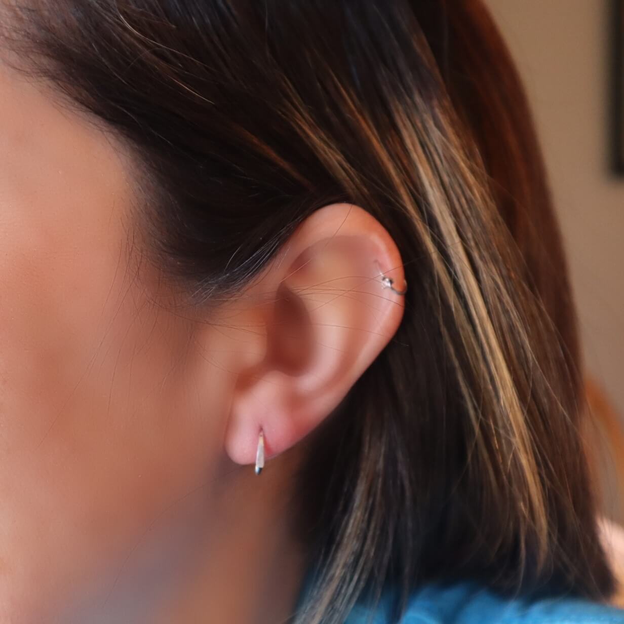 flat hoop earrings model